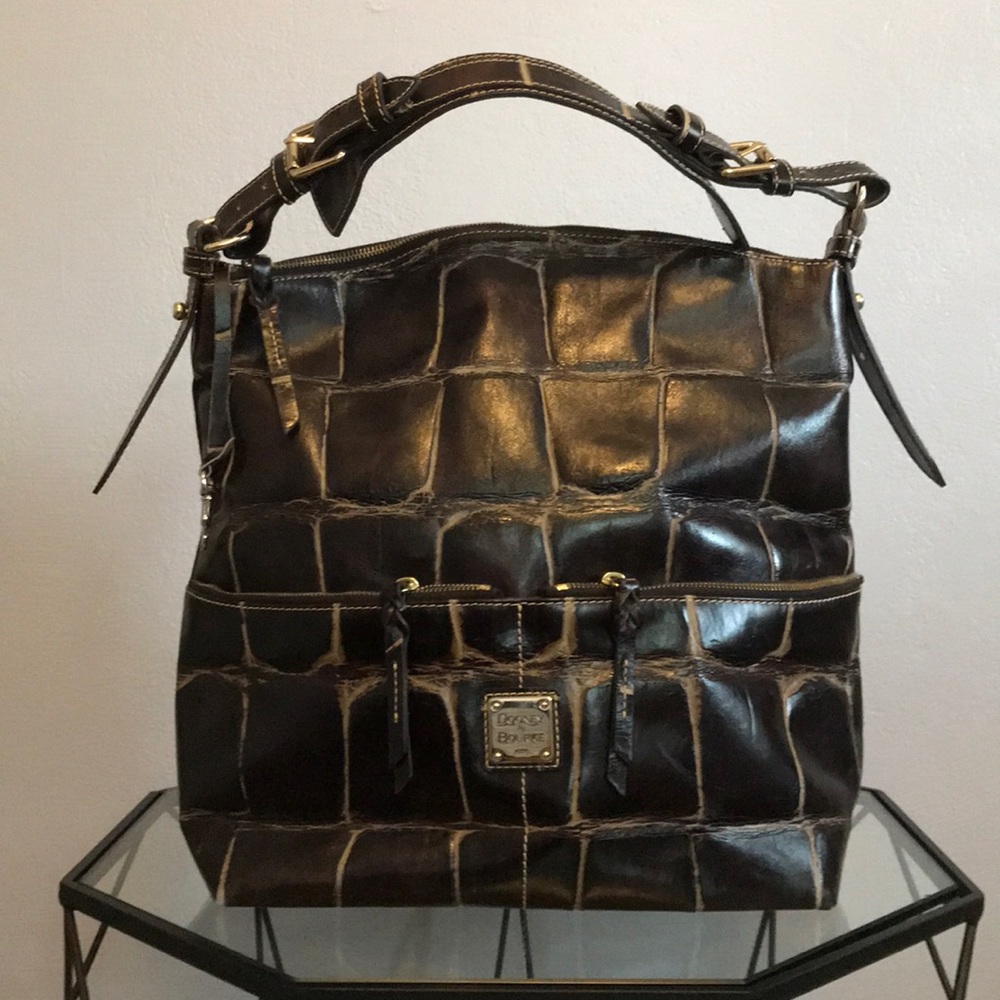 Dooney and Bourke purse brown. Great condition.